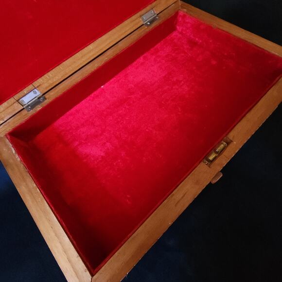 Vintage Kelvin Mfg Hand Carved Teak Wood Jewelry Trinket Box Red Velvet Lined - Picture 6 of 11